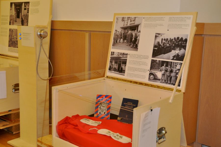 Briten in Westfalen – wie sie lebten, was sie dachten, und wie aus Siegern Freunde wurden: Öffentliche Führung durch die LWL-Wanderausstellung am Sonntag, 18. August, um 14 Uhr in der Wewelsburg (Foto: Kreismuseum Wewelsburg)